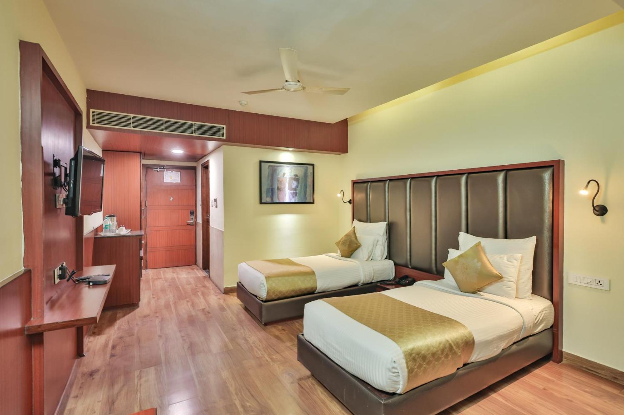Hotel Cama Mohali Bagian luar foto