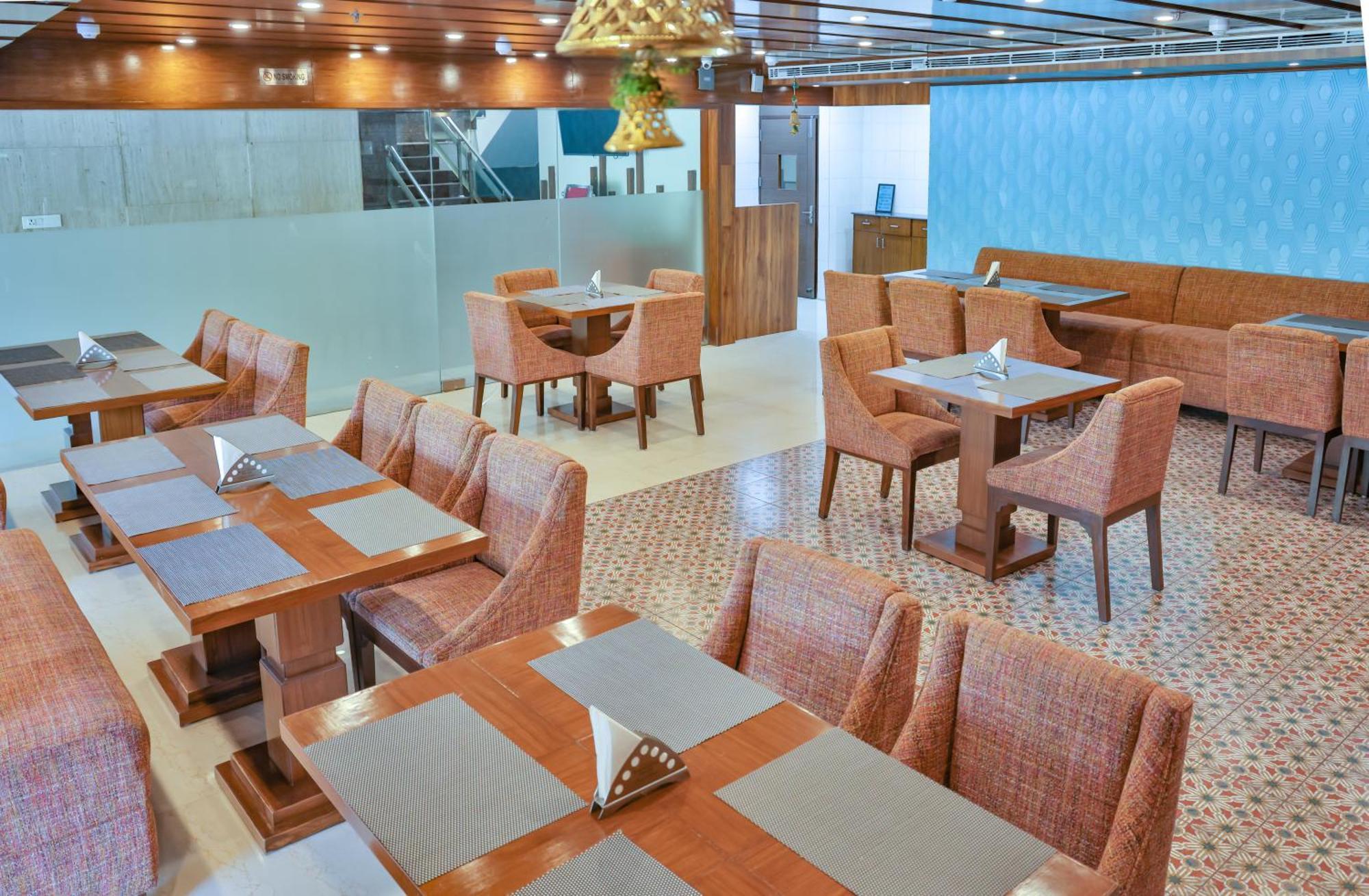 Hotel Cama Mohali Bagian luar foto